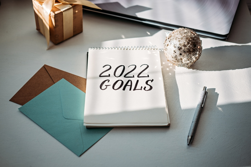 A pad of paper on a desk that says 2022 Goals